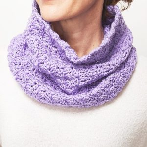This crochet scarf pattern uses the primrose stitch. It’s a really cute pattern that would make a great gift for a friend. #CrochetCowl #CrochetScarf #CrochetPattern #CrochetAddict