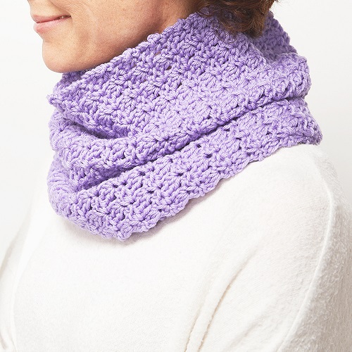 This crochet scarf pattern uses the primrose stitch. It’s a really cute pattern that would make a great gift for a friend. #CrochetCowl #CrochetScarf #CrochetPattern #CrochetAddict 