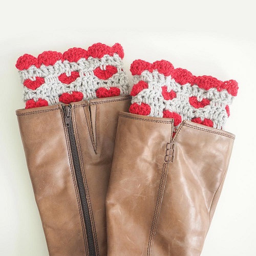 Boot cuffs are some of the best easy beginner crochet patterns because they’re small and easy to get a handle on. These are great for valentines day. #bootcuffs #crochetstitch #crochetbootcuffs #doublecrochetstitch