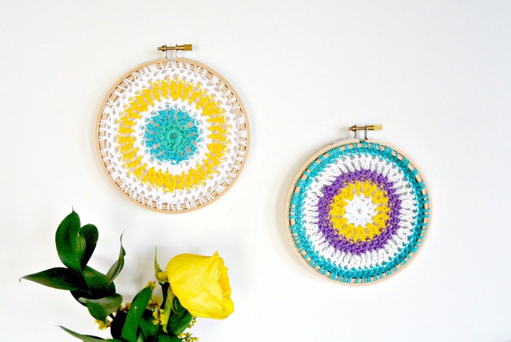 Hoop Crochet Mandala - There’s nothing quite like a crochet mandala. These all free crochet patterns are fun and useful for many different purposes. #CrochetMandala #FreeCrochetPattern #CrochetMandalaPattern