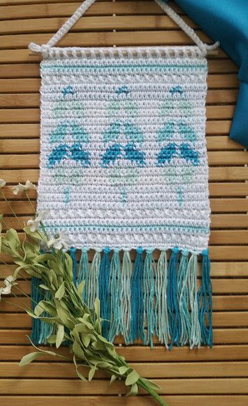 Tapestry of Feathers Wall Hanging - Tapestry crochet patterns are really unique. Try your hand at making these and see if you don’t fall in love with the crochet tapestry. #TapestryCrochetPatterns #CrochetPatterns #FreeCrochetPatterns