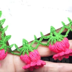 Lace Flower Edging - These 10 crochet edging ideas range from pointy, wavy, curvy to bumpy. Give that simple looking item a popping personality! #crochetedging #crochetpatterns #crochetedgingideas
