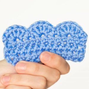 Scalloped Edging - These 10 crochet edging ideas range from pointy, wavy, curvy to bumpy. Give that simple looking item a popping personality! #crochetedging #crochetpatterns #crochetedgingideas