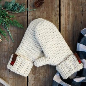 3 Hour Chunky Crochet Mittens - These crochet mitten patterns will warm your hands up and keep them ready for use throughout the season. #crochetmittenpatterns #crochepatterns #freecrochepatterns