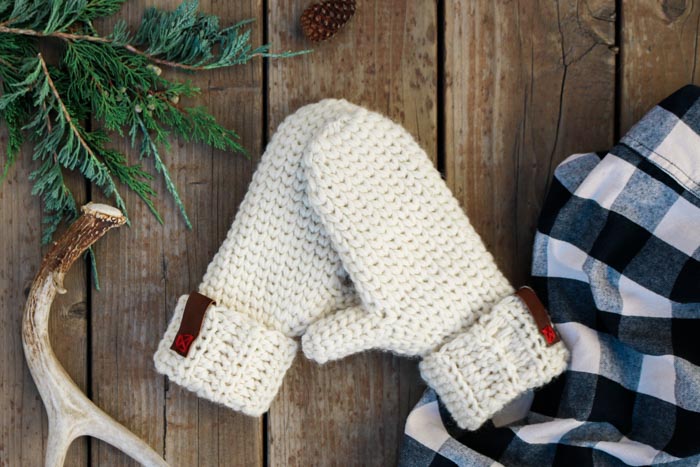 3 Hour Chunky Crochet Mittens - These crochet mitten patterns will warm your hands up and keep them ready for use throughout the season. #crochetmittenpatterns #crochetpatterns #freecrochetpatterns