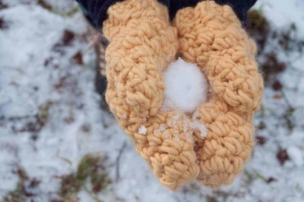 Bulky Mittens - These crochet mitten patterns will warm your hands up and keep them ready for use throughout the season. #crochetmittenpatterns #crochetpatterns #freecrochetpatterns