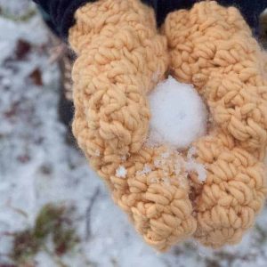 Bulky Mittens - These crochet mitten patterns will warm your hands up and keep them ready for use throughout the season. #crochetmittenpatterns #crochepatterns #freecrochepatterns