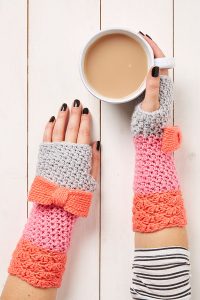 Crochet Bow Mitts - These crochet mitten patterns will warm your hands up and keep them ready for use throughout the season. #crochetmittenpatterns #crochepatterns #freecrochepatterns