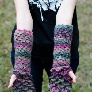 Dragon Gloves - These crochet mitten patterns will warm your hands up and keep them ready for use throughout the season. #crochetmittenpatterns #crochepatterns #freecrochepatterns