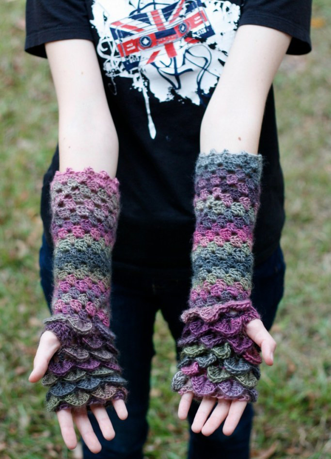 Dragon Gloves - These crochet mitten patterns will warm your hands up and keep them ready for use throughout the season. #crochetmittenpatterns #crochetpatterns #freecrochetpatterns