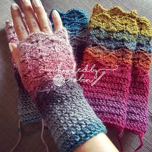 Fantail Shell Stitch Fingerless Mittens - These crochet mitten patterns will warm your hands up and keep them ready for use throughout the season. #crochetmittenpatterns #crochepatterns #freecrochepatterns