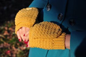 The Mustard Mitts - These crochet mitten patterns will warm your hands up and keep them ready for use throughout the season. #crochetmittenpatterns #crochepatterns #freecrochepatterns