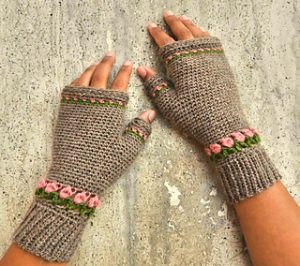 Tulip Fingerless Mittens - These crochet mitten patterns will warm your hands up and keep them ready for use throughout the season. #crochetmittenpatterns #crochepatterns #freecrochepatterns