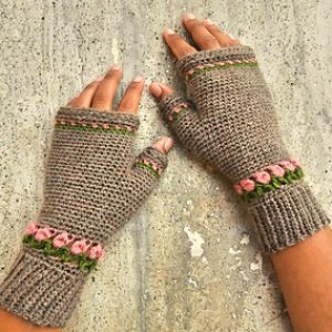 Tulip Fingerless Mittens - These crochet mitten patterns will warm your hands up and keep them ready for use throughout the season. #crochetmittenpatterns #crochepatterns #freecrochepatterns