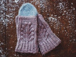 Winter Garden Mittens - These crochet mitten patterns will warm your hands up and keep them ready for use throughout the season. #crochetmittenpatterns #crochepatterns #freecrochepatterns