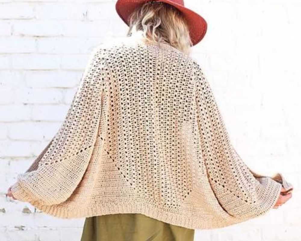 Woman wearing a cozy mezzo cardigan crochet